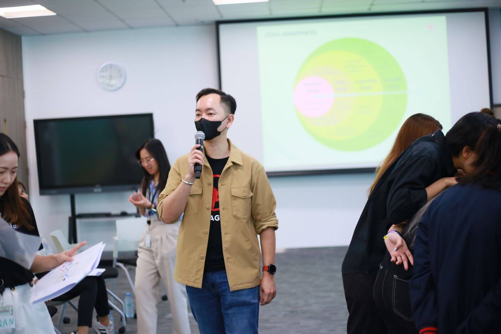 หลักสูตร Teamwork and Collaboration 1 ฝึกอบรมโดยวิทยากรที่มีประสบการณ์หลักสูตร teamwork ประสบการณ์กว่า 10 ปี